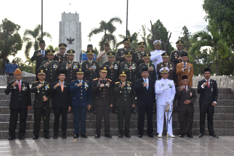 Sambut HUT Ke-80 TNI, Lanal Lampung Laksanakan Ziarah Nasional di TMP Tanjung Karang